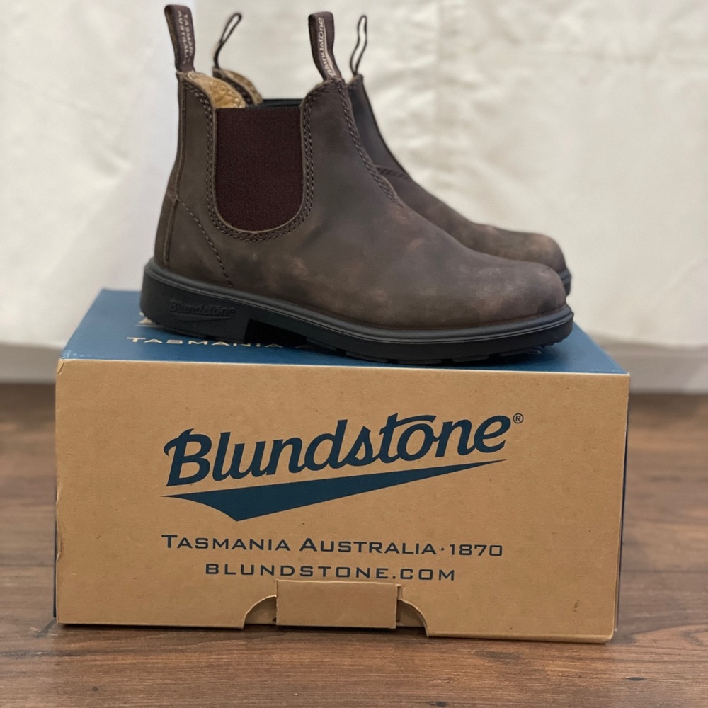 Gently used, kids Blundstone boots. 1 US. Distressed brown colour.